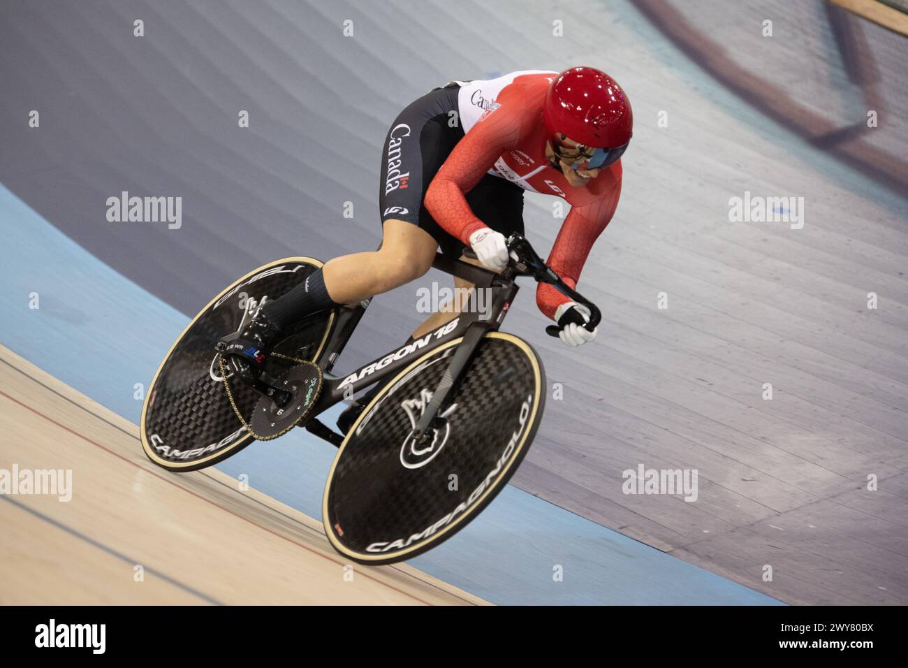 Los Angeles, Kalifornien, USA. April 2024. Weltrekordhalter Kelsey Mitchell aus Kanada im 200-Meter-Zeitfahren der Frauen qualifiziert sich für den Match-Sprint. Quelle: Casey B. Gibson/Alamy Live News Stockfoto