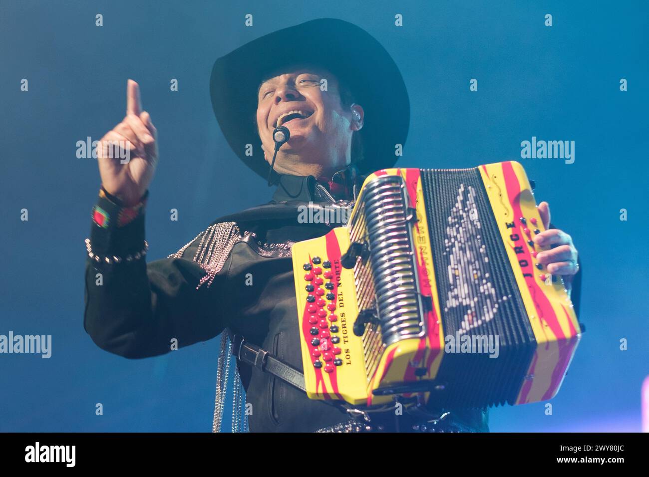 Madrid, Spanien. April 2024. Die Musikgruppe Los Tigres Del Norte tritt während des Konzerts im WizCenter in Madrid auf, 4. April 2024, Spanien (Foto: Oscar Gonzalez/SIPA USA) Credit: SIPA USA/Alamy Live News Stockfoto