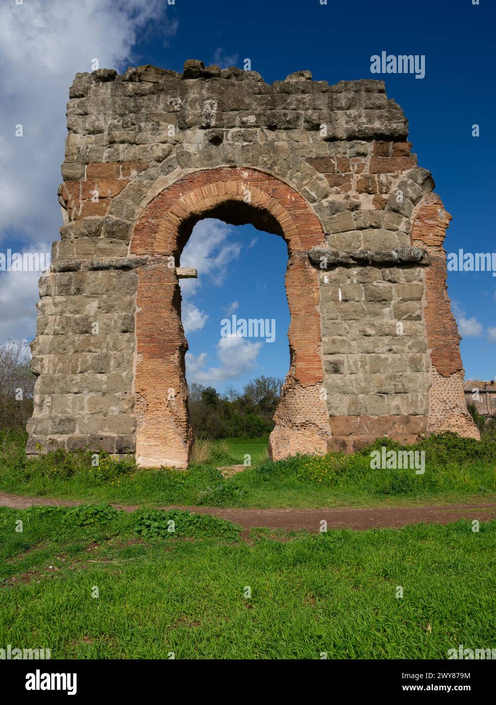 Ruinen des antiken Aquädukts Acqua Claudia im Parco degli Acquedotti, Rom, Italien Stockfoto