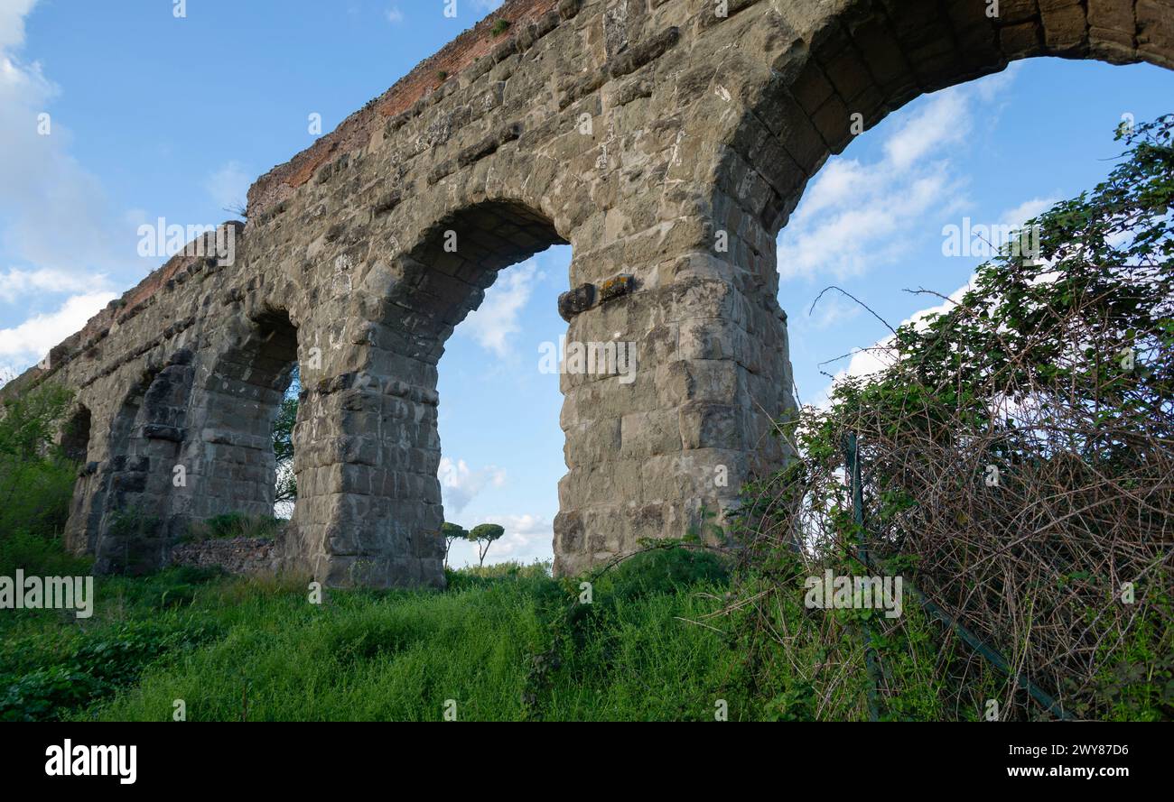 Ruinen des antiken Aquädukts Acqua Claudia im Parco degli Acquedotti, Rom, Italien Stockfoto