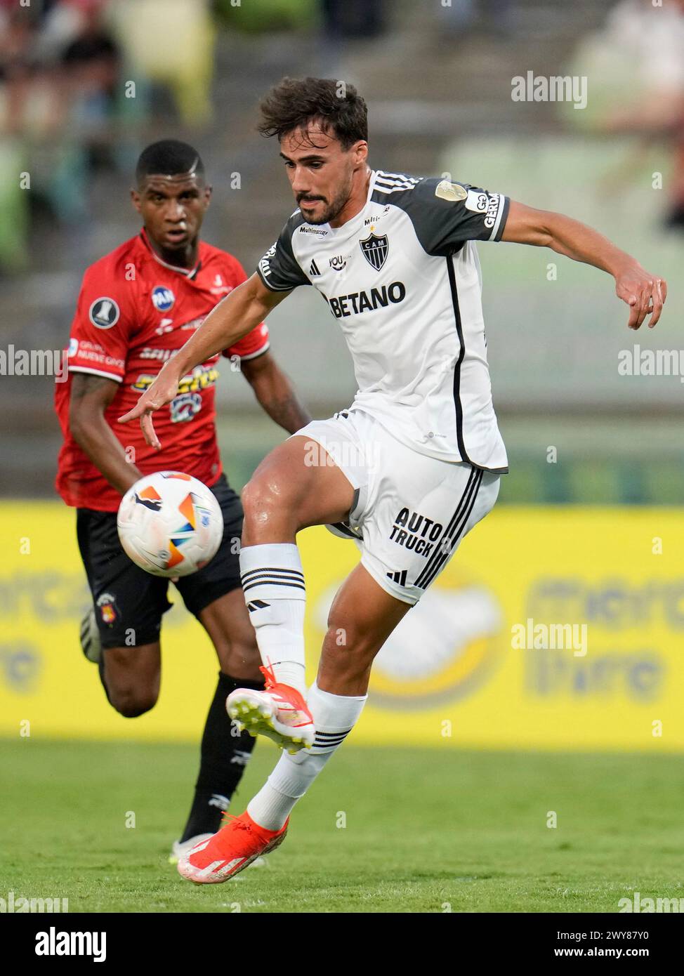 Igor Gomes of Brazil's Atletico Mineiro controls the ball during a Copa Libertadores Group G soccer match against Venezuela's Caracas FC at the Universidad Central de Venezuela stadium in Caracas, Venezuela, Thursday, April 4, 2024. (AP Photo/Matias Delacroix) Stockfoto