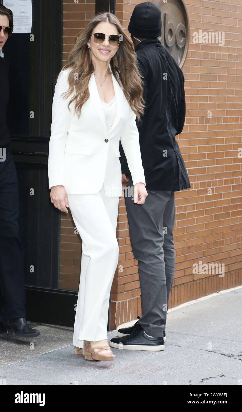 April 2024 Elizabeth Hurley on the View, um über den neuen Film Strict Confidential in New York zu sprechen. April 2024Guthaben: RW/Mediapunch Stockfoto