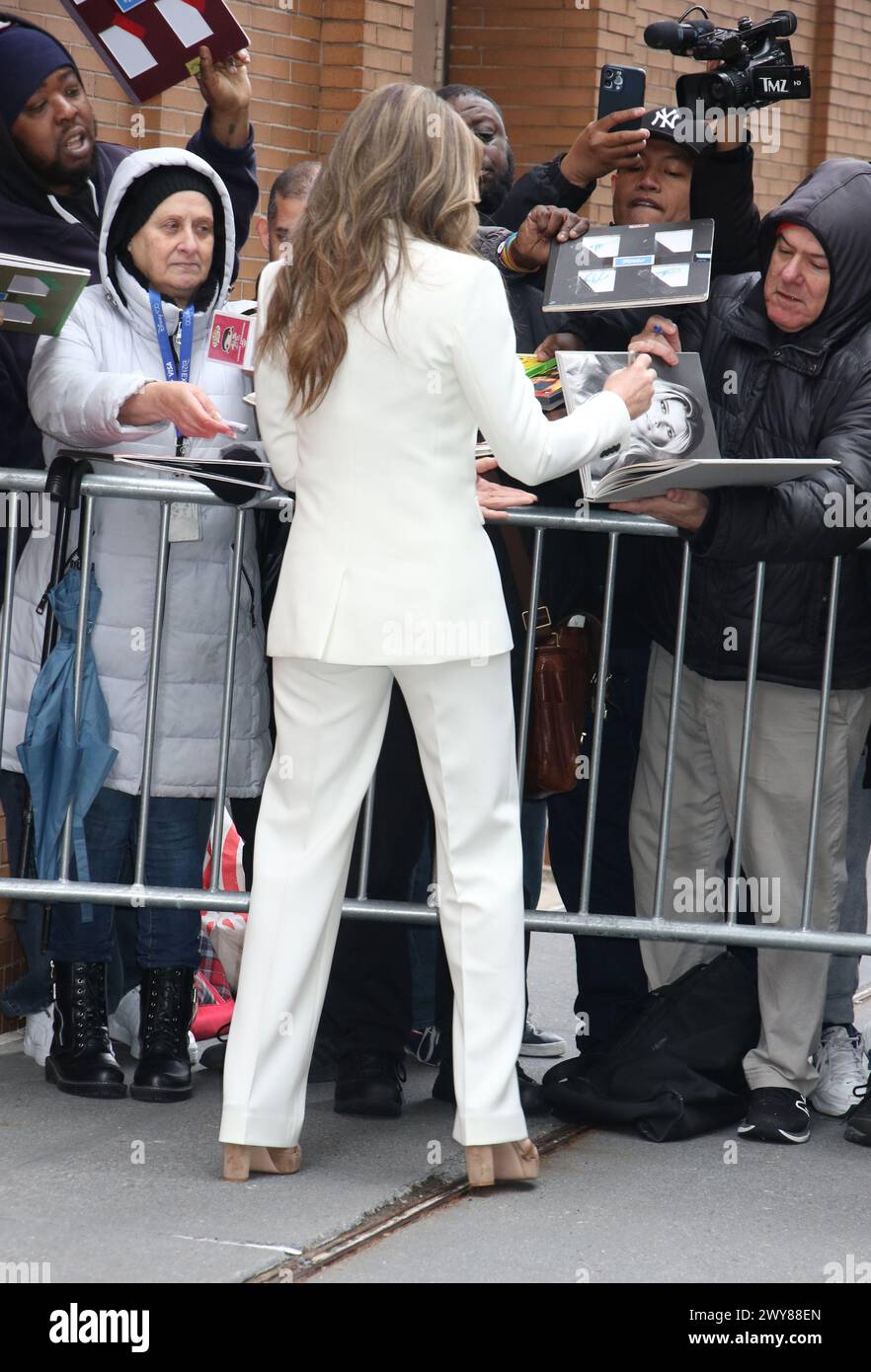 April 2024 Elizabeth Hurley on the View, um über den neuen Film Strict Confidential in New York zu sprechen. April 2024Guthaben: RW/Mediapunch Stockfoto