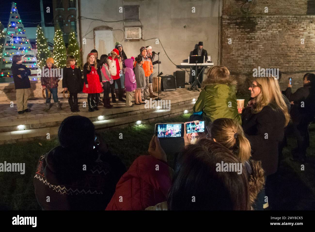 Middletown, New York – Junge Sänger begaben sich am 25. November 2016 bei der Feiertagsparade in der Stadt Middletown und der Beleuchtung von Bäumen. Stockfoto