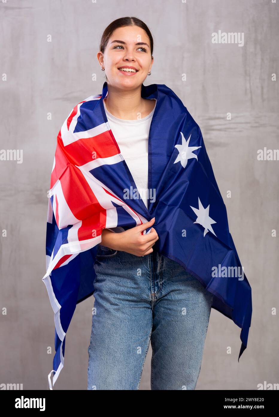 Happy Girl steht mit der Flagge von Australien. Isoliert Stockfoto