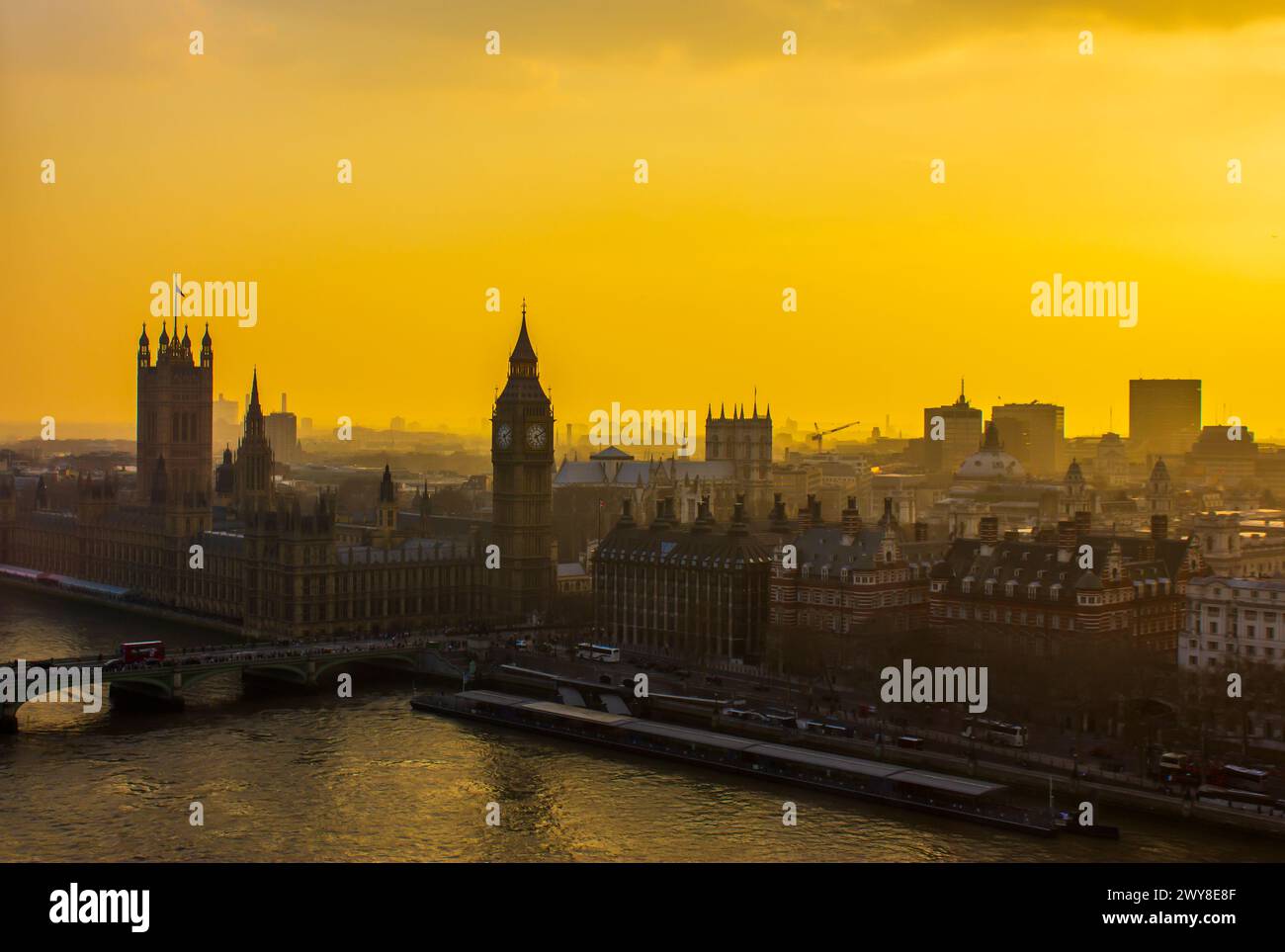 Das London Eye und die City of London bei Sonnenuntergang vom London Eye aus gesehen Stockfoto