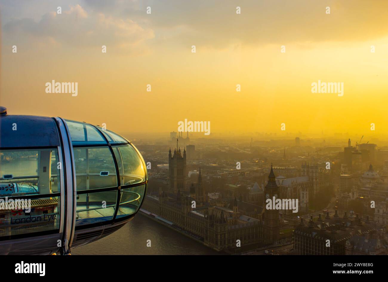 Das London Eye und die City of London bei Sonnenuntergang vom London Eye aus gesehen Stockfoto