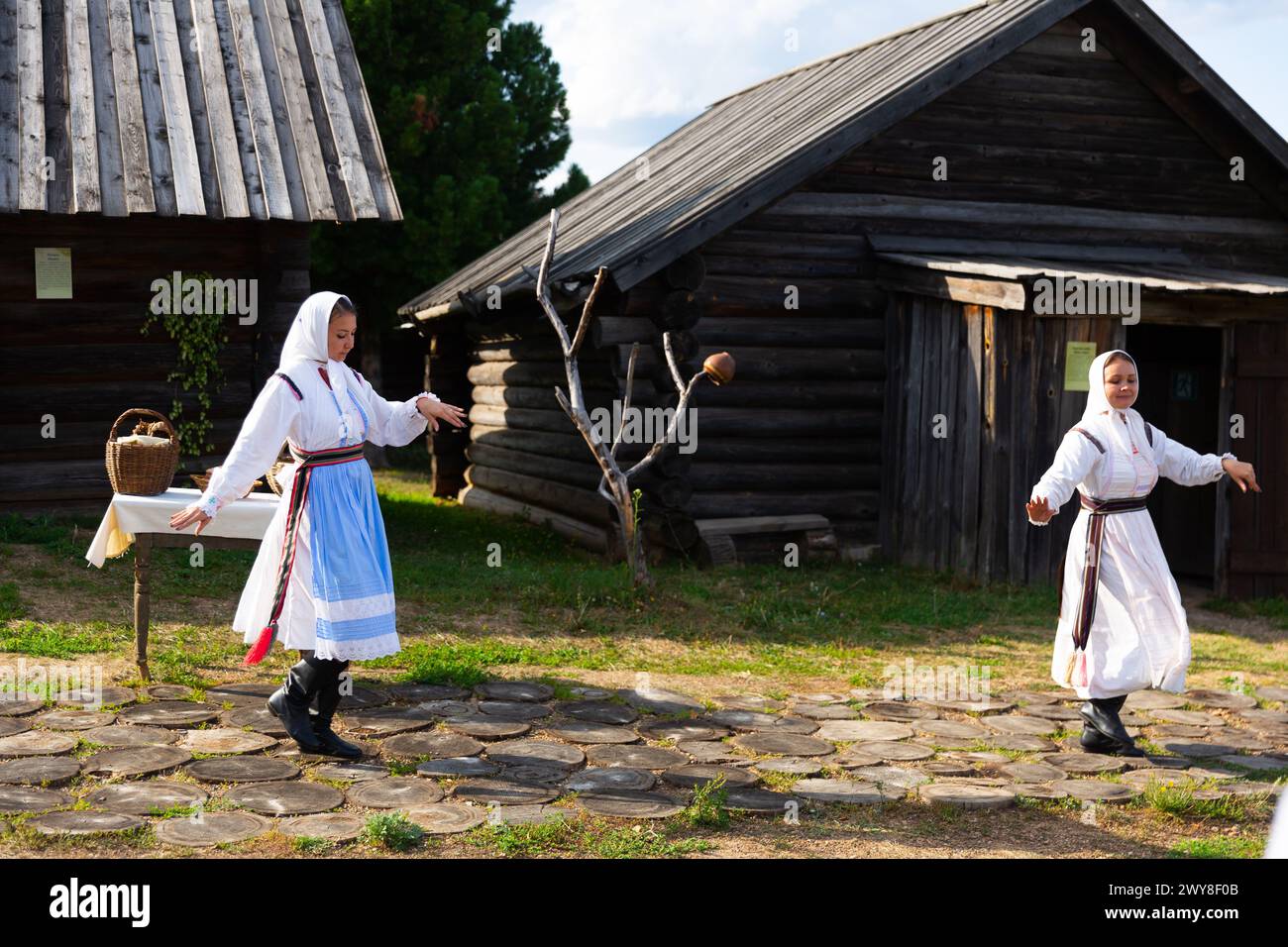 Tanzende Künstlerinnen im Ethnographischen Freilichtmuseum Mari Stockfoto