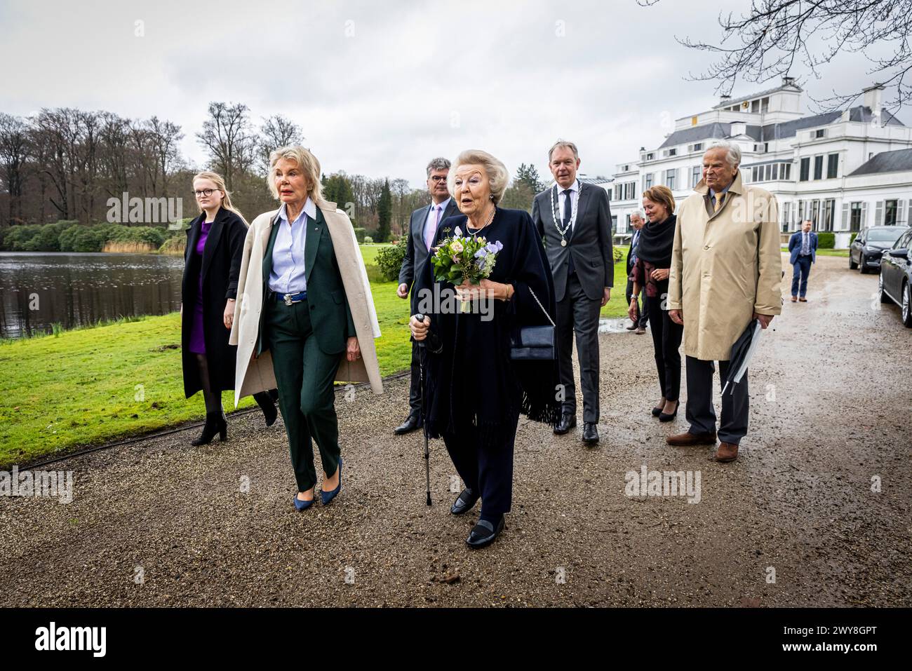 BAARN - Prinzessin Beatrix von den Niederlanden bei der Enthüllung der Bronzeskulptur-Gruppe The Royal Family, die 1996 vom Bildhauer Arthur Spronken im Park des Soestdijk mit der Besitzerin Maya Meijer geschaffen wurde, 4. April 2024. Foto: Patrick van Katwijk Stockfoto