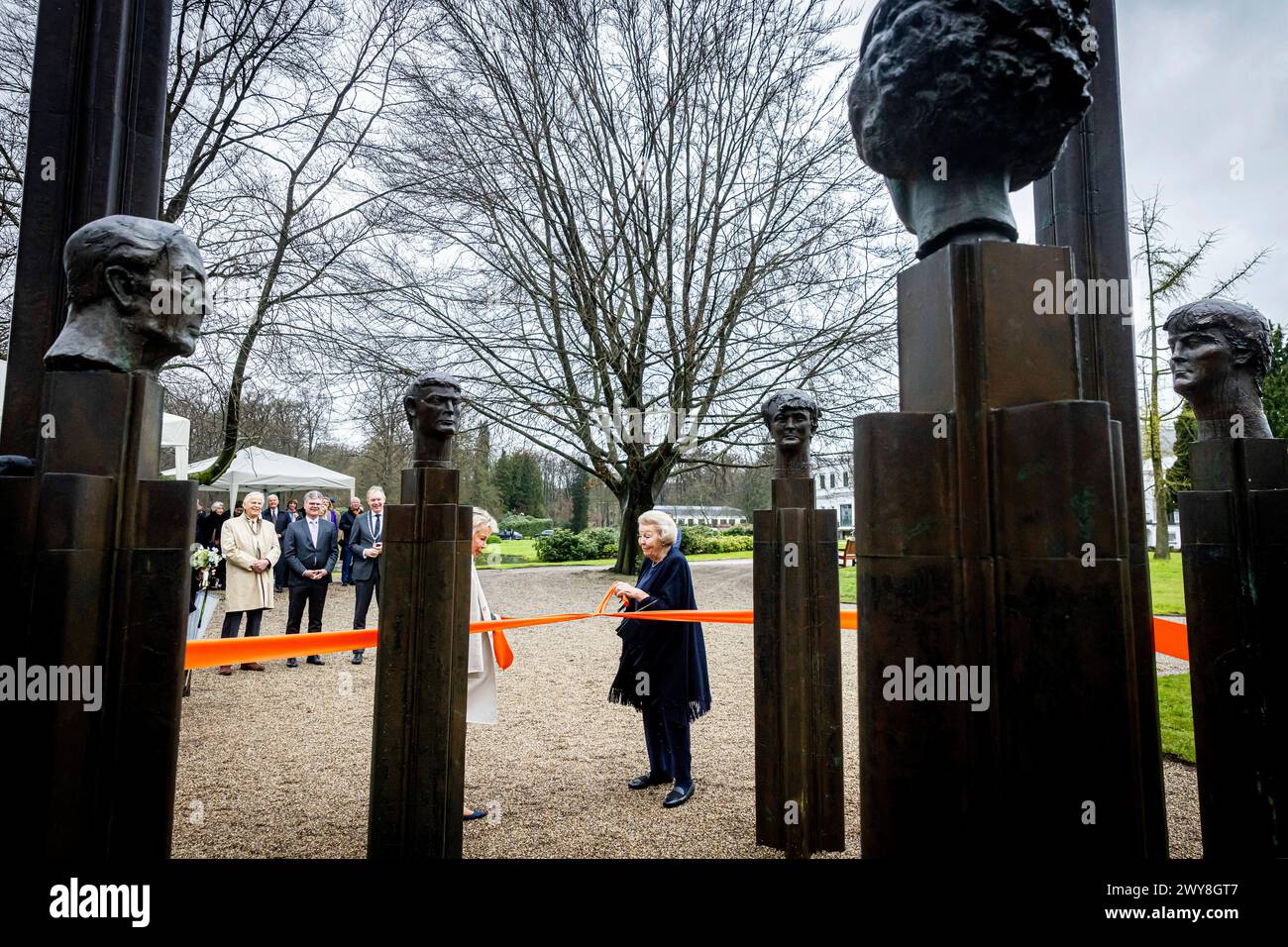 BAARN - Prinzessin Beatrix von den Niederlanden bei der Enthüllung der Bronzeskulptur-Gruppe The Royal Family, die 1996 vom Bildhauer Arthur Spronken im Park des Soestdijk mit der Besitzerin Maya Meijer geschaffen wurde, 4. April 2024. Foto: Patrick van Katwijk Stockfoto