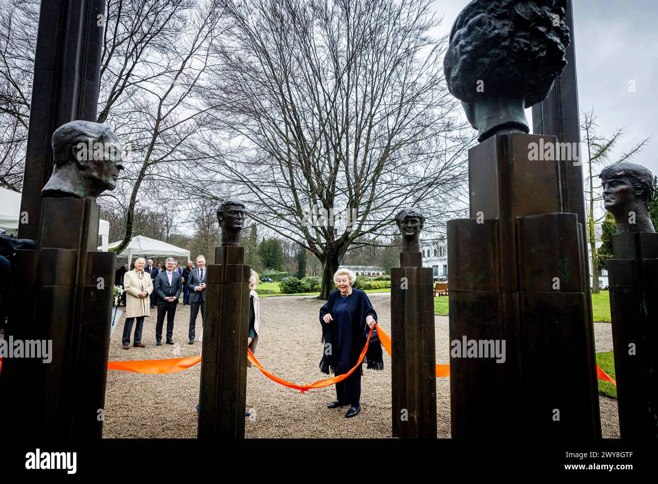 BAARN - Prinzessin Beatrix von den Niederlanden bei der Enthüllung der Bronzeskulptur-Gruppe The Royal Family, die 1996 vom Bildhauer Arthur Spronken im Park des Soestdijk mit der Besitzerin Maya Meijer geschaffen wurde, 4. April 2024. Foto: Patrick van Katwijk Stockfoto