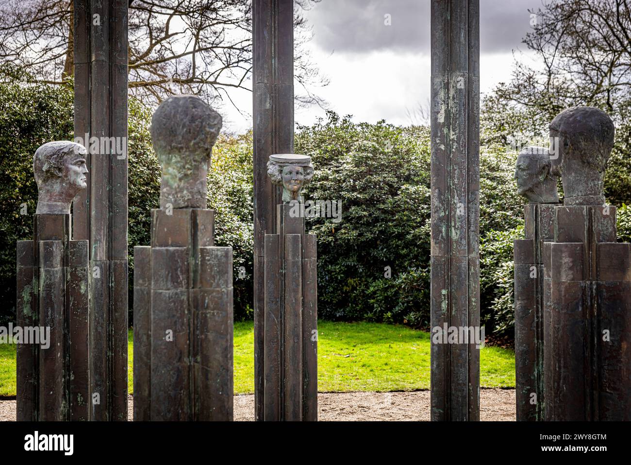 BAARN - Prinzessin Beatrix von den Niederlanden bei der Enthüllung der Bronzeskulptur-Gruppe The Royal Family, die 1996 vom Bildhauer Arthur Spronken im Park des Soestdijk mit der Besitzerin Maya Meijer geschaffen wurde, 4. April 2024. Foto: Patrick van Katwijk Stockfoto