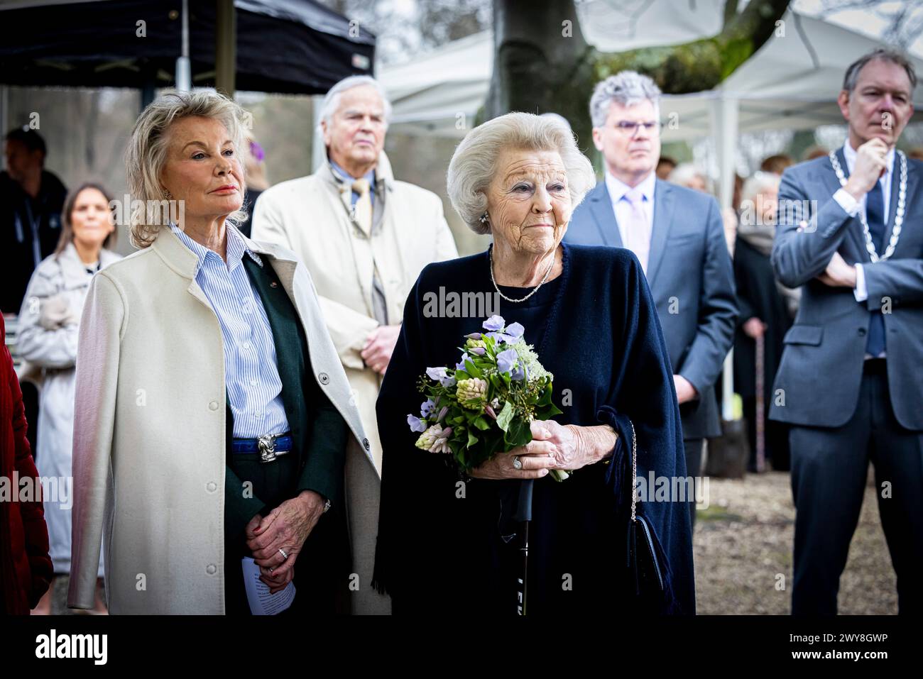 BAARN - Prinzessin Beatrix von den Niederlanden bei der Enthüllung der Bronzeskulptur-Gruppe The Royal Family, die 1996 vom Bildhauer Arthur Spronken im Park des Soestdijk mit der Besitzerin Maya Meijer geschaffen wurde, 4. April 2024. Foto: Patrick van Katwijk Stockfoto