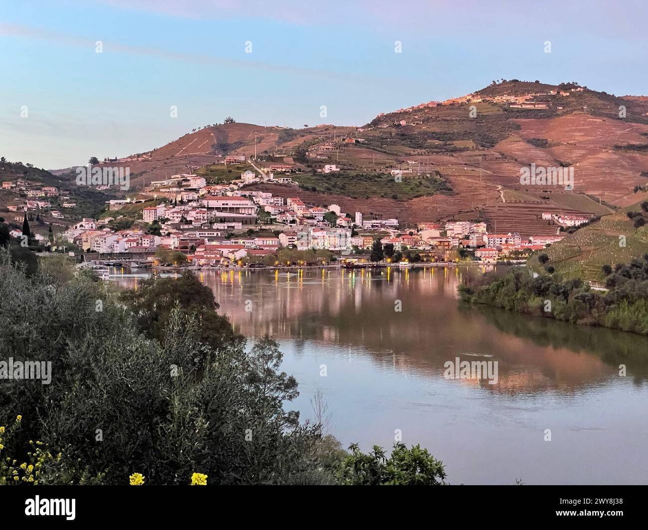 Malerischer Blick auf Pinhao und den Fluss Douro in der Abenddämmerung in der Region Douro Valley in Portugal. Stockfoto