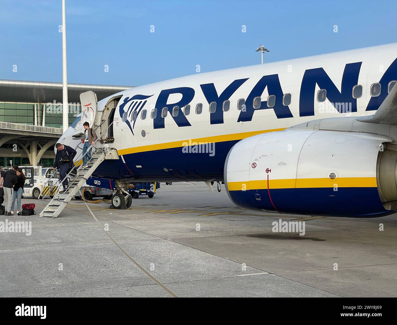 Passagiere, die ein Flugzeug von Ryan Airlines am Flughafen in Porto, Spanien, verlassen. Stockfoto