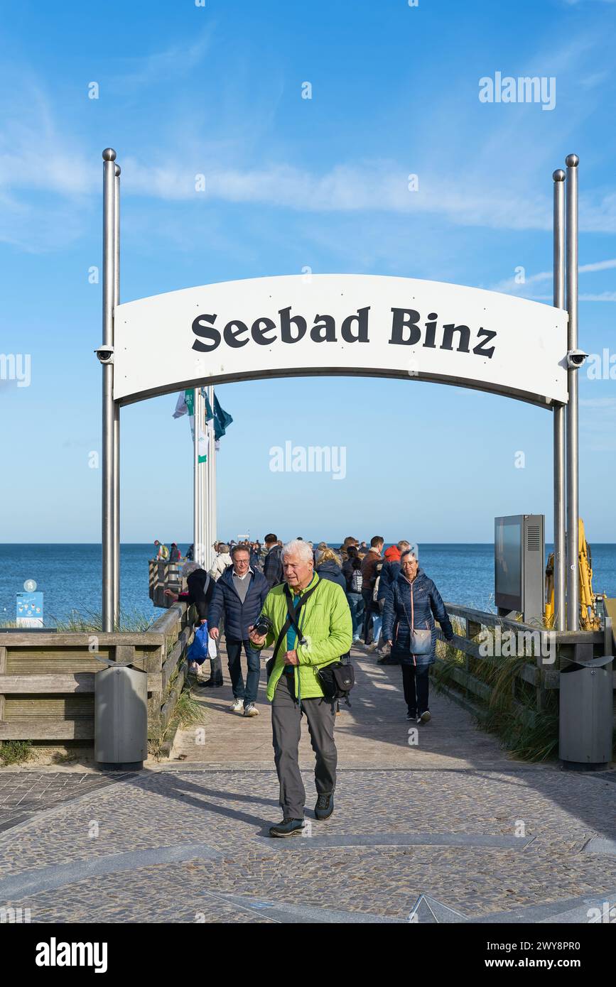 Urlauber am Eingang zum Pier des Ostseebades Binz auf der Insel Rügen an der deutschen Ostseeküste Stockfoto