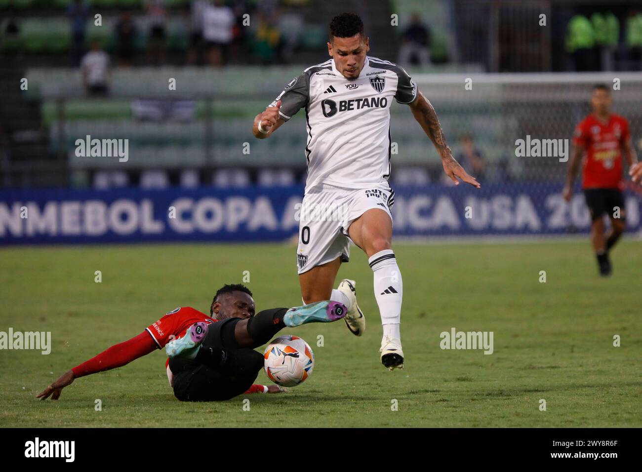 Caracas, Venezuela. April 2024. CARACAS, VENEZUELA - 4. APRIL: Spiel zwischen Atletico-MG und Caracas FC als Teil der Gruppe G der Copa CONMEBOL Libertadores im Estadio Olímpico de la UCV am 4. April 2024 in Caracas, Venezuela. (Foto von Pedro Rances Mattey/PxImages) Credit: PX Images/Alamy Live News Stockfoto