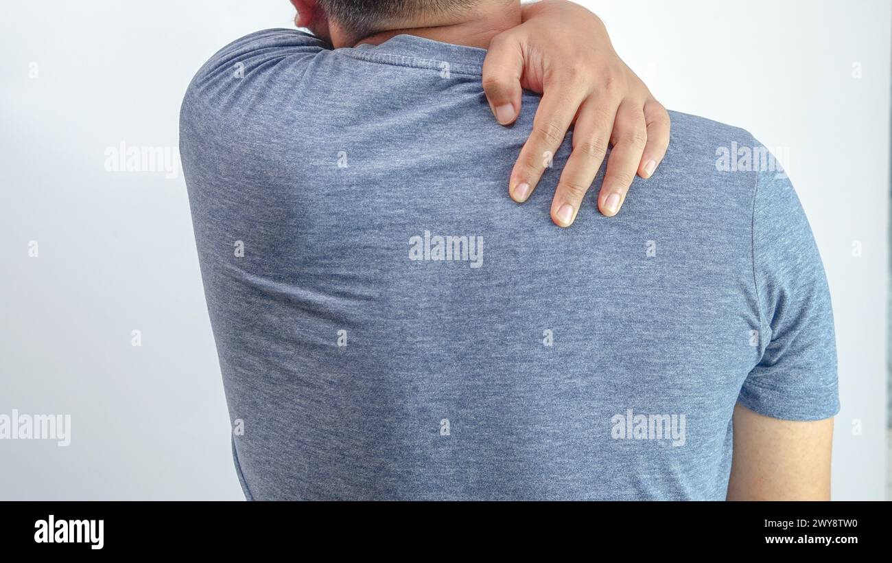 Die Gesundheit ist gestört, die Hand, die den Rücken hält, tut weh Stockfoto