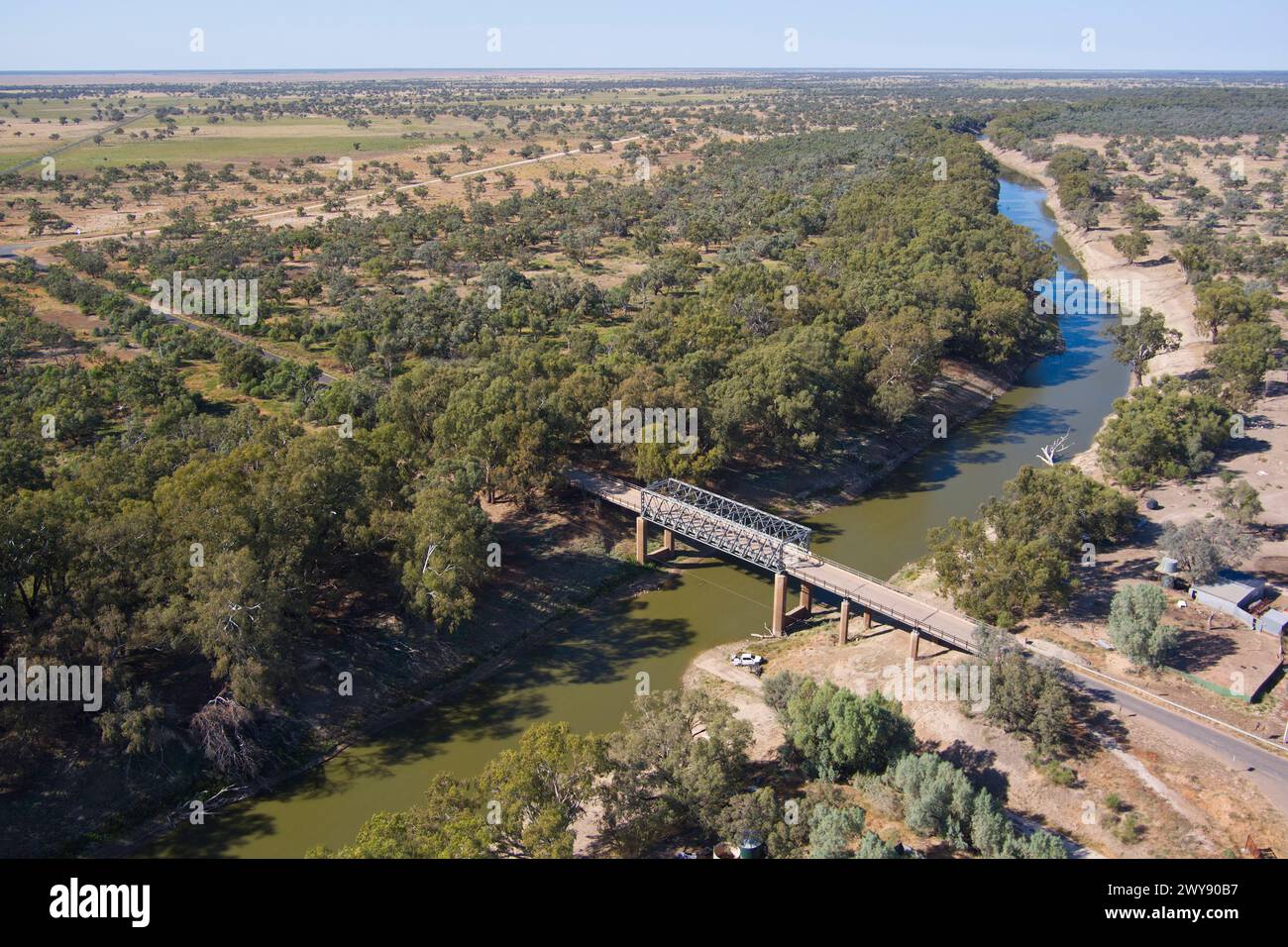 Aus der Vogelperspektive der Brücke im abgelegenen Dorf Tilpa am Fluss auf den Hochwasserebenen des Darling River New South Wales Australien Stockfoto