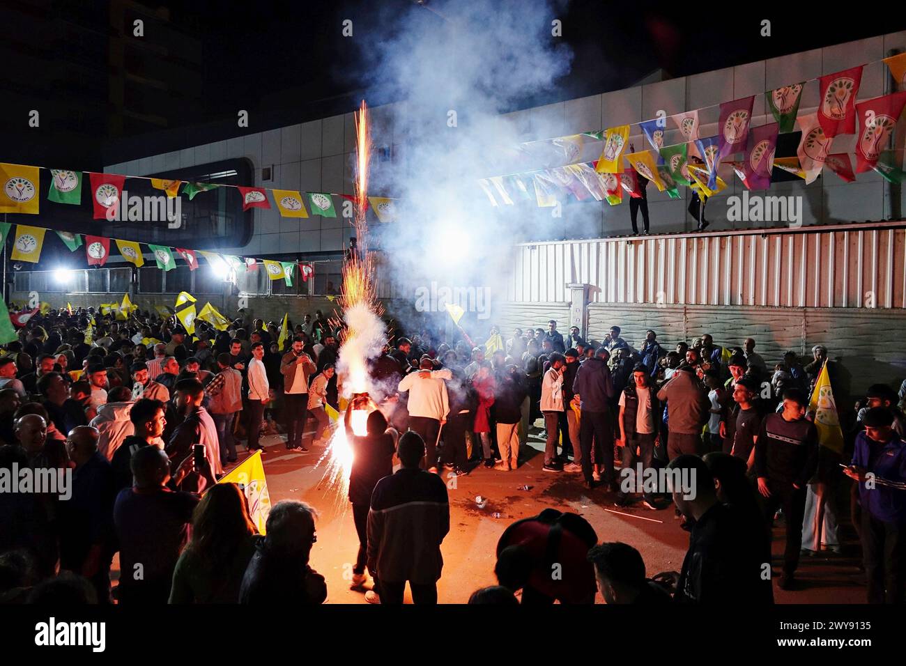 Bei der Feier in Diyarbakir wird ein Feuerwerk gestartet. Die Wiederernennung von Abdullah Zeydan, Mitglied der Partei für Gleichstellung und Demokratie (dem Parti), der trotz des Sieges der Bürgermeisterschaft der Stadt Van, wo die Kurden stark leben, keine Wahlurkunde erhielt, wurde mit einer Kundgebung und einem Konzert in Diyarbakir nach Van gefeiert. Die Entscheidung des Wahlausschusses löste sowohl in der kurdischen Region als auch in Städten wie Istanbul und Izmir große Proteste aus. (Foto: Mehmet Masum Suer/SOPA Images/SIPA USA) Stockfoto