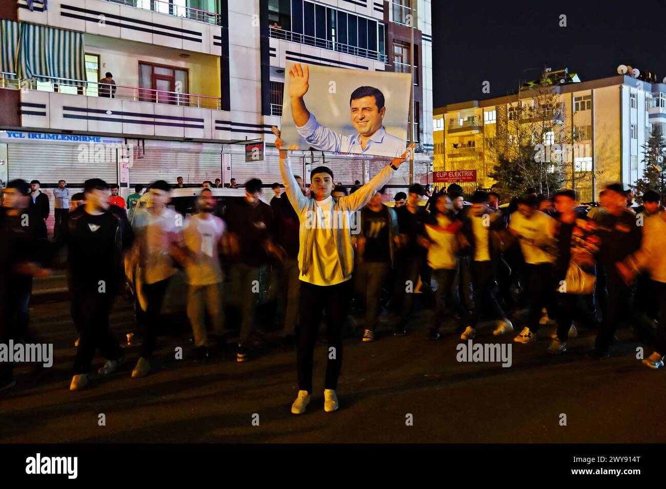 Ein junger Mann wird mit einem Plakat des kurdischen Politikers Selahattin Demirtas gesehen, der während der Feier acht Jahre lang im Gefängnis inhaftiert war. Die Wiederernennung von Abdullah Zeydan, Mitglied der Partei für Gleichstellung und Demokratie (dem Parti), der trotz des Sieges der Bürgermeisterschaft der Stadt Van, wo die Kurden stark leben, keine Wahlurkunde erhielt, wurde mit einer Kundgebung und einem Konzert in Diyarbakir nach Van gefeiert. Die Entscheidung des Wahlausschusses löste sowohl in der kurdischen Region als auch in Städten wie Istanbul und Izmir große Proteste aus. (Foto von Mehmet Masu Stockfoto