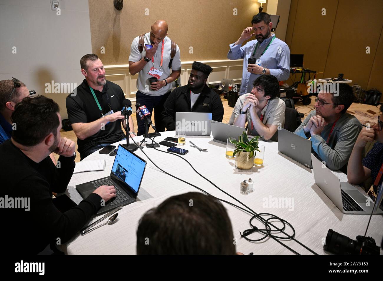 Detroit Lions head coach Dan Campbell, third from left, talks with reporters at the NFL football owners meetings, Tuesday, March 26, 2024, in Orlando, Fla. (AP Photo/Phelan M. Ebenhack) Stockfoto