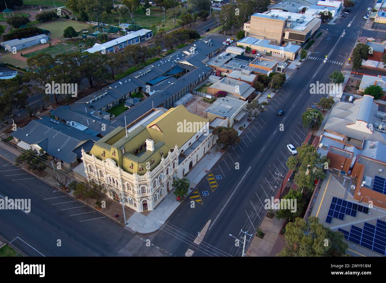 Luftaufnahme des historisch bedeutsamen Gebäudes. Und verzierte Trade Hall in der Blende Street in Broken Hill, New South Wales, Australien Stockfoto