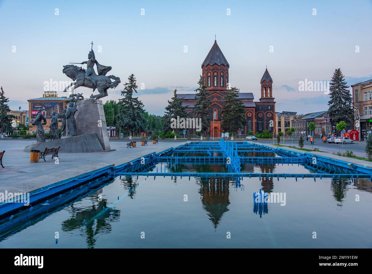 Gyumri, Armenien, 2. September 2023: Sonnenuntergang auf den Vardanant-Platz und die Heilige Erlöserkirche im Zentrum von Gyumri, Armenien Stockfoto