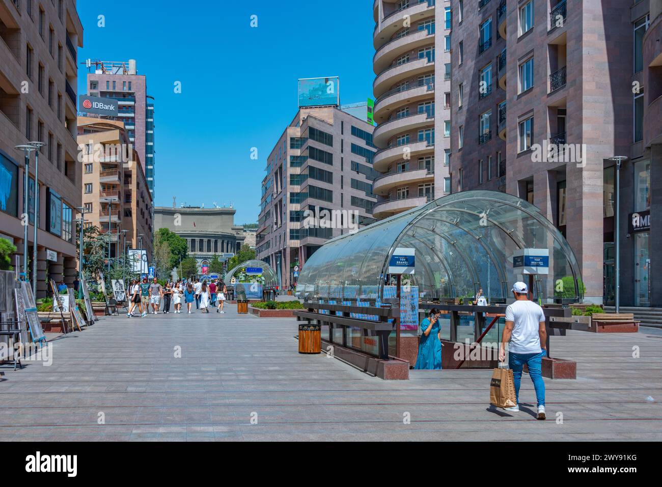 Jerewan, Armenien, 4. September 2023: Nördliche AVE-Straße in Jerewan, Armenien Stockfoto