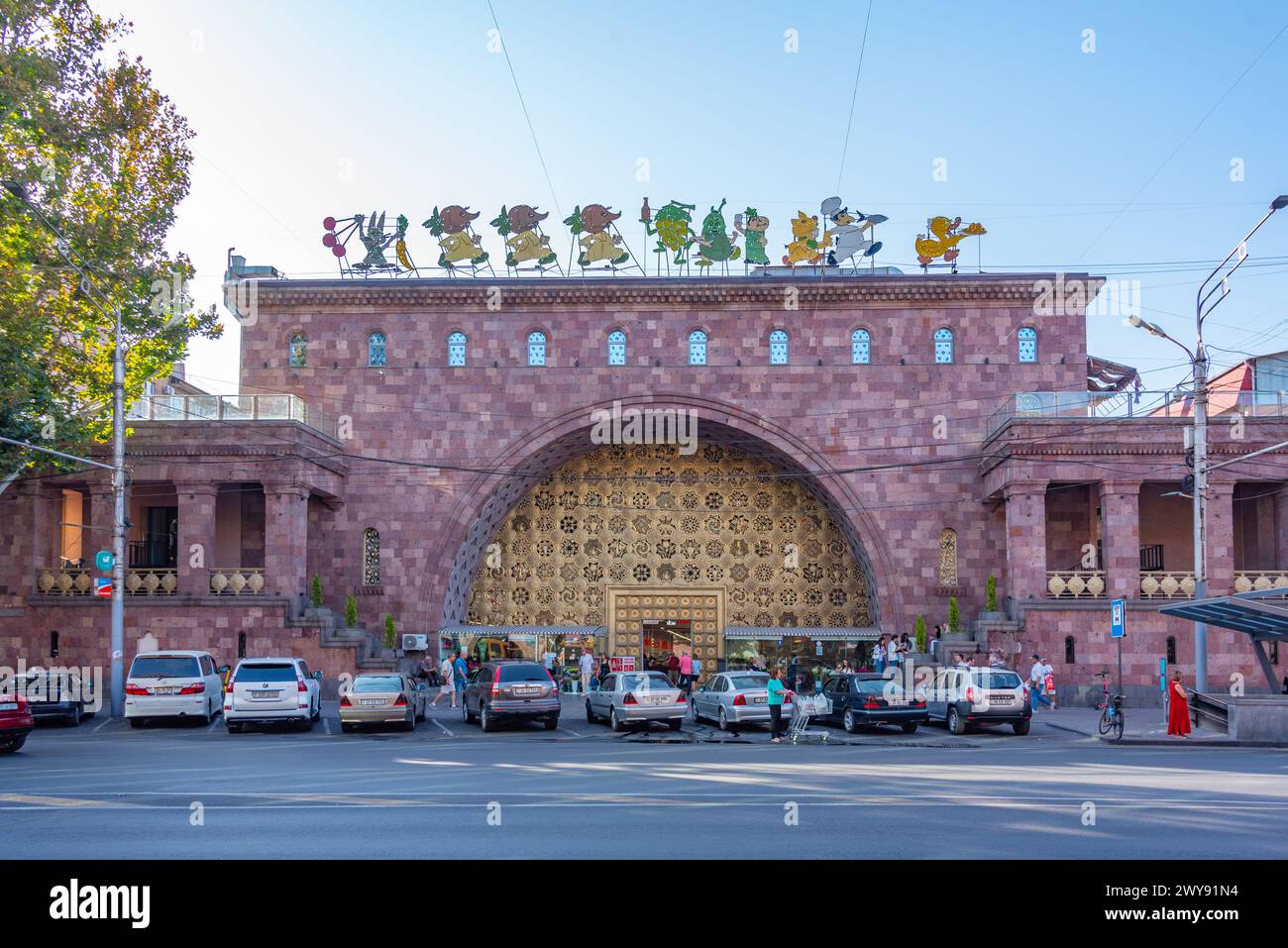 Jerewan, Armenien, 4. September 2023: Handelsstraße im Zentrum von Jerewan, Armenien Stockfoto