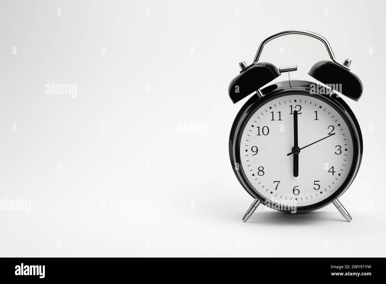 Uhr, Wecker auf hellem Hintergrund. Sechs Stunden auf einer Retro-Uhr. Nahaufnahme, Kopierbereich Stockfoto