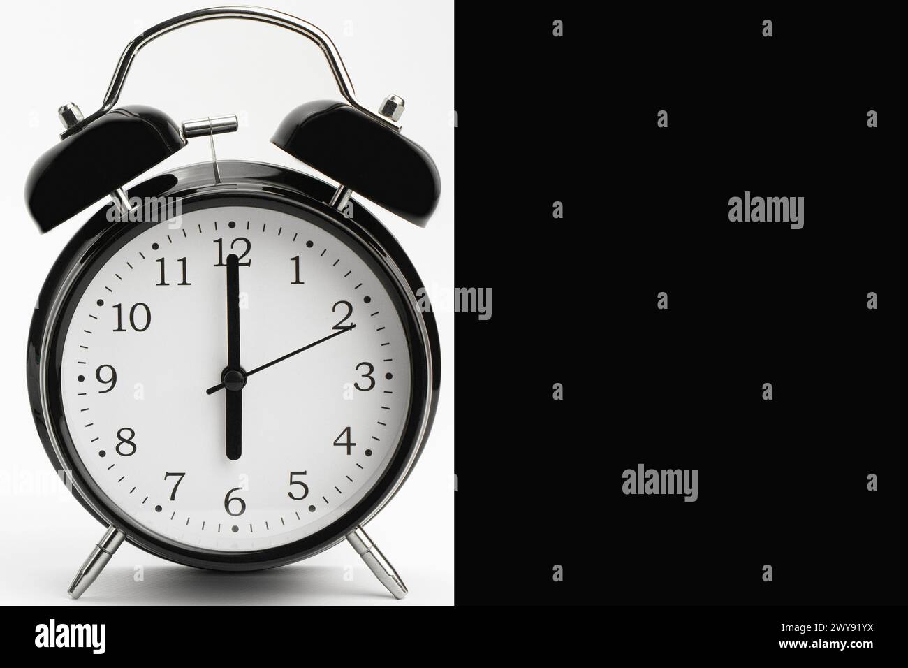 Uhr, Wecker auf hellem Hintergrund. Sechs Stunden auf einer Retro-Uhr. Nahaufnahme, Kopierbereich Stockfoto