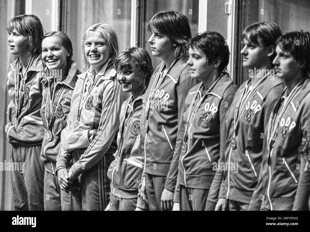 MOSKAU 27.07.1980Die schwedische Schwimmmannschaft (von links nach rechts) Agneta Eriksson, Agneta Mårtensson, Tina Gustafsson und Carina Ljungdahl auf dem Podium mit ihren Silbermedaillen um den Hals neben der siegreichen DDR-Mannschaft mit Sarina Hülsenbeck (neben der lächelnden Carina Ljungdahl), Barbara Krause, Caren Metschuck und Ines Diers bei der Medaillenzeremonie nach dem 4 x 100 m Freistil bei den Olympischen Sommerspielen in Moskau, Sowjetunion, 27. Juli 1980. Foto: Per Kagrell / Expressen / TT / Code: 26 Stockfoto