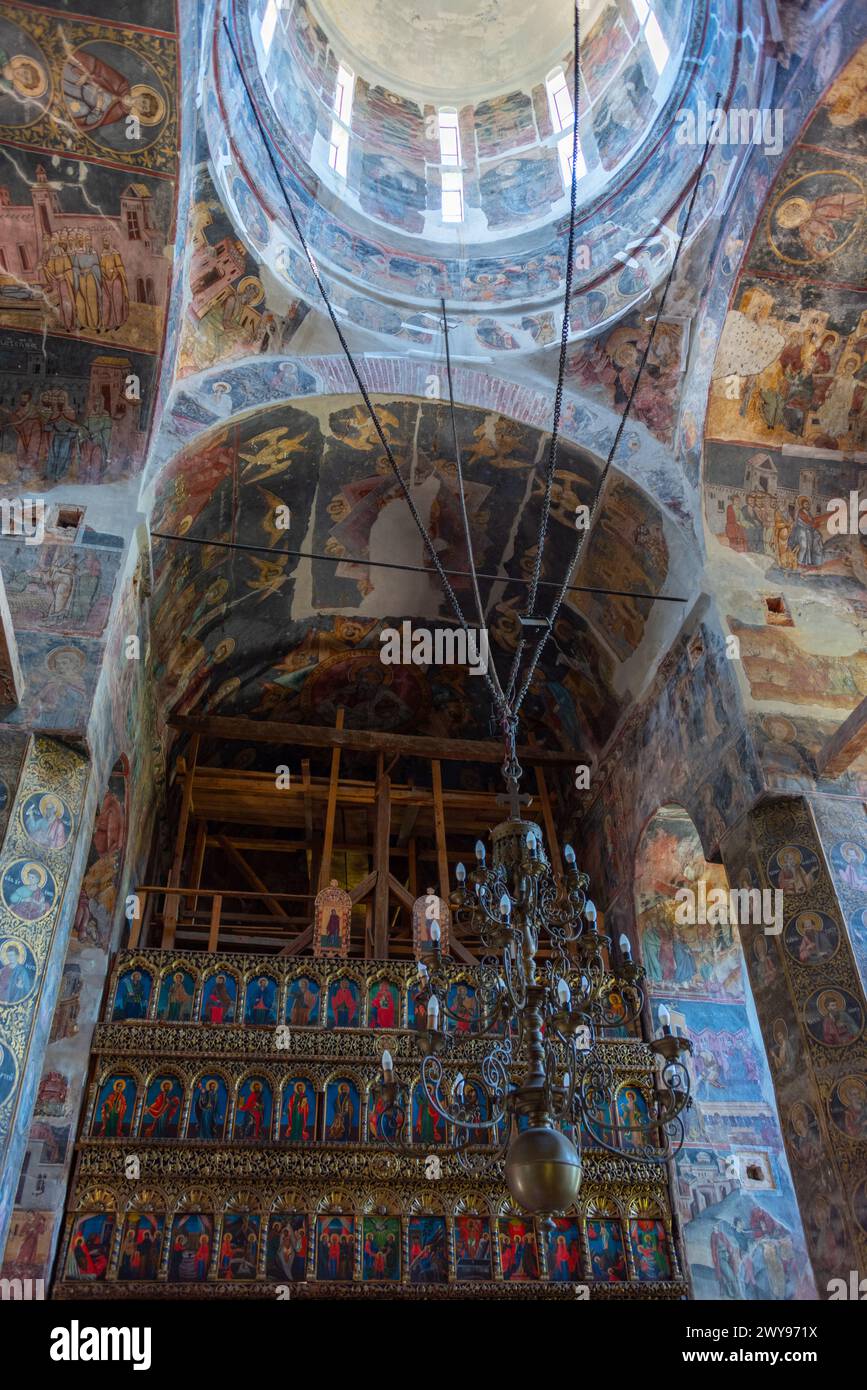 Targoviste, Rumänien, 7. August 2023: Innenraum der Großen Königlichen Kirche in der rumänischen Stadt Targoviste Stockfoto