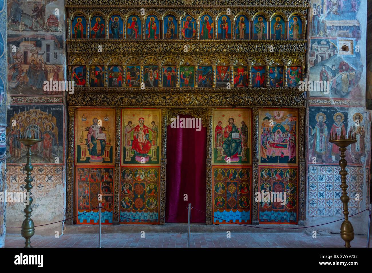 Targoviste, Rumänien, 7. August 2023: Innenraum der Großen Königlichen Kirche in der rumänischen Stadt Targoviste Stockfoto