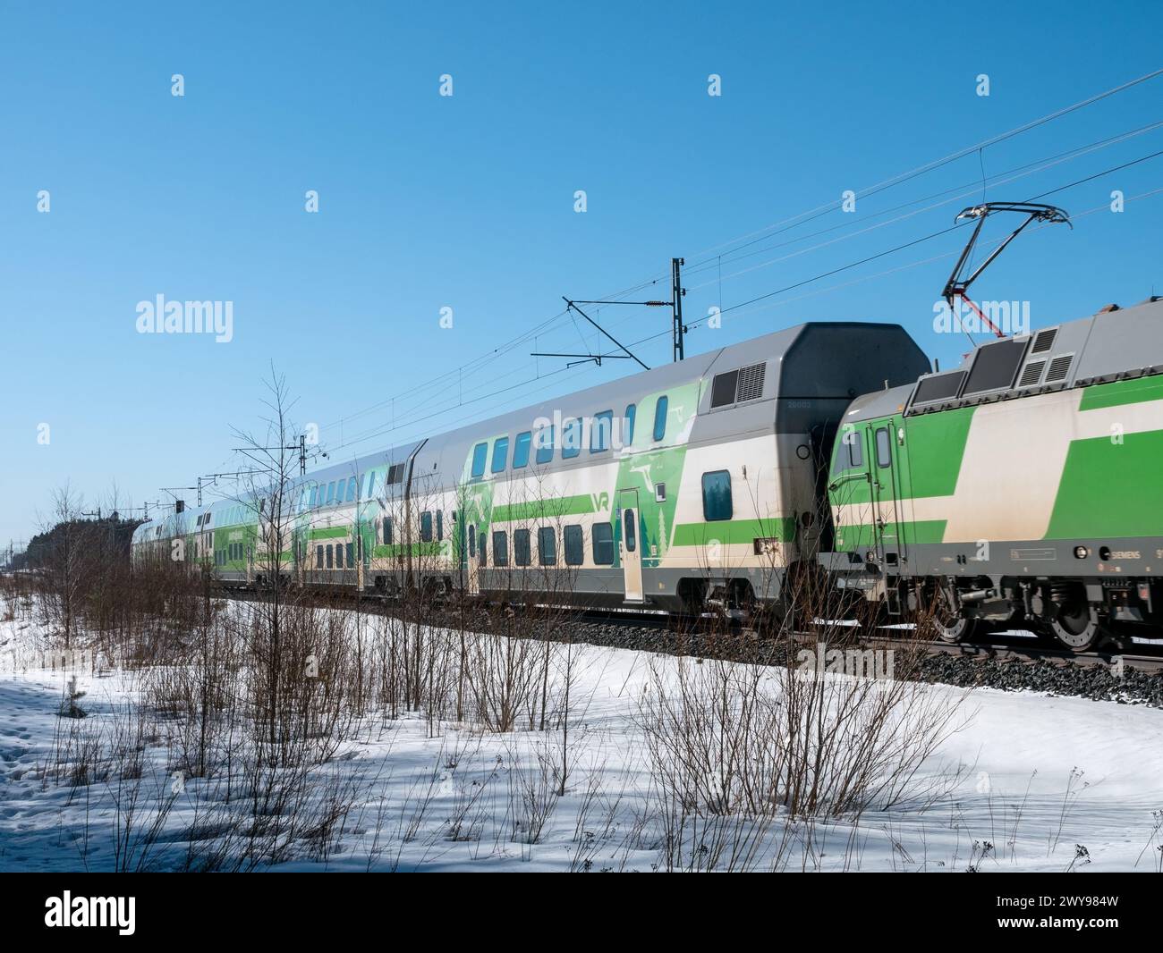Pendolino Zug in der Frühjahrsszene, Kempele Finnland Stockfoto