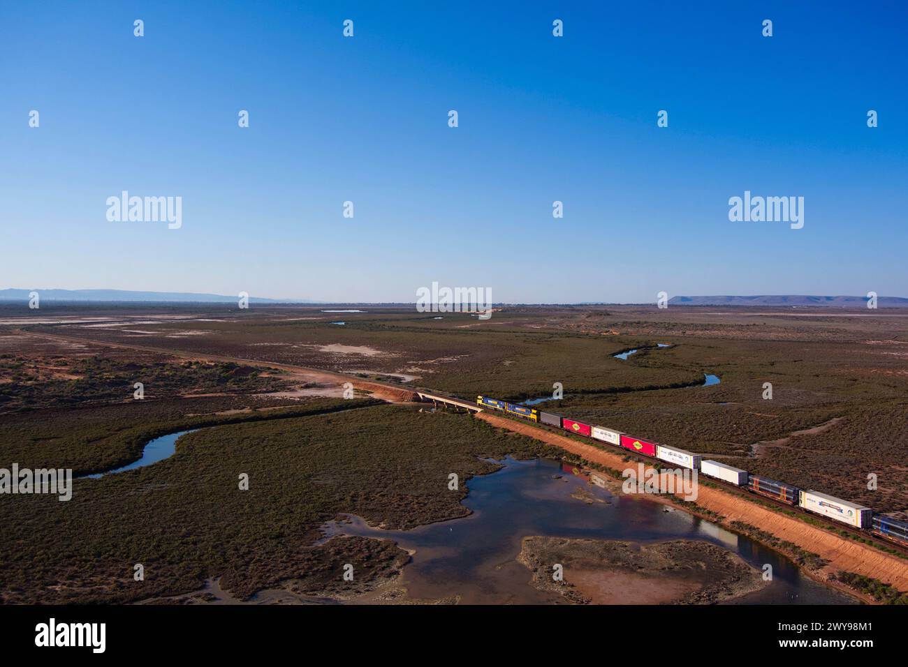 Luftlinie des Gütercontainerzuges in der Nähe von Port Augusta South Australia Stockfoto