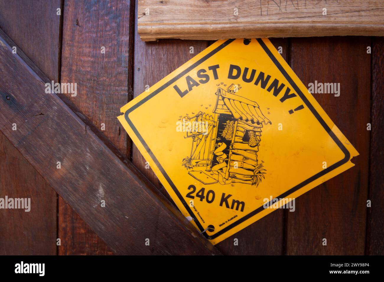 Humorvolles Schild für letzte Düne oder Toiletten für 240 km Stockfoto