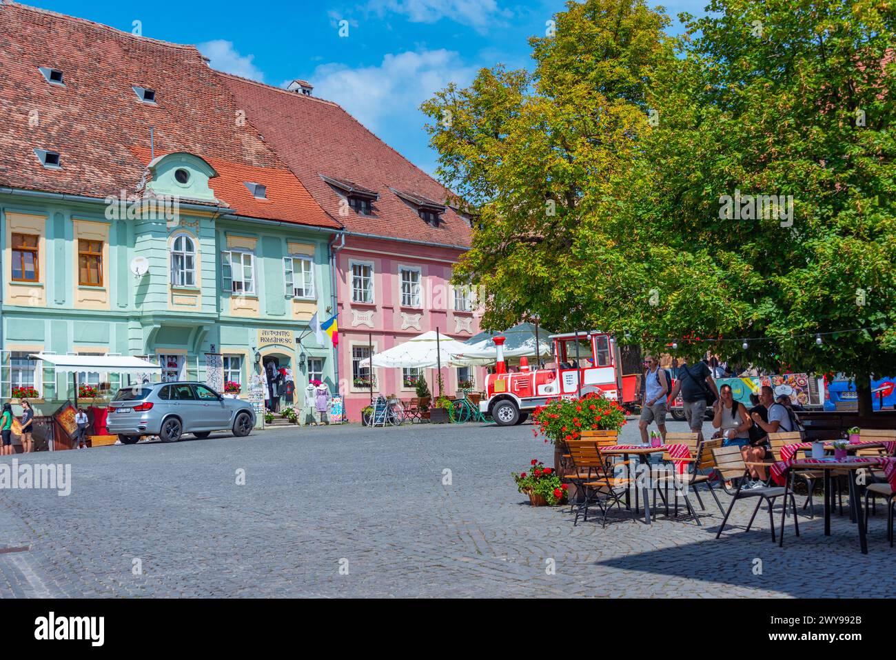 Sighisoara, Rumänien, 18. August 2023: Sonniger Tag auf dem Altstadtplatz in Sighisoara, Rumänien Stockfoto