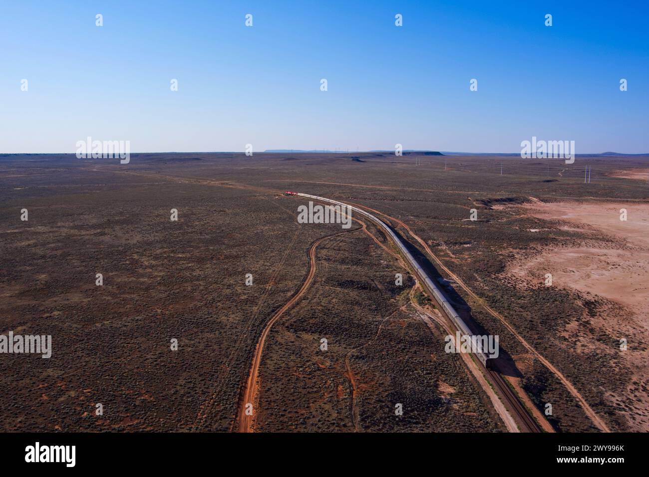Aus der Vogelperspektive des luxuriösen Ghan-Personenzugs, der die kargen Gebiete in der Nähe von Port Augusta South Australia überquert Stockfoto