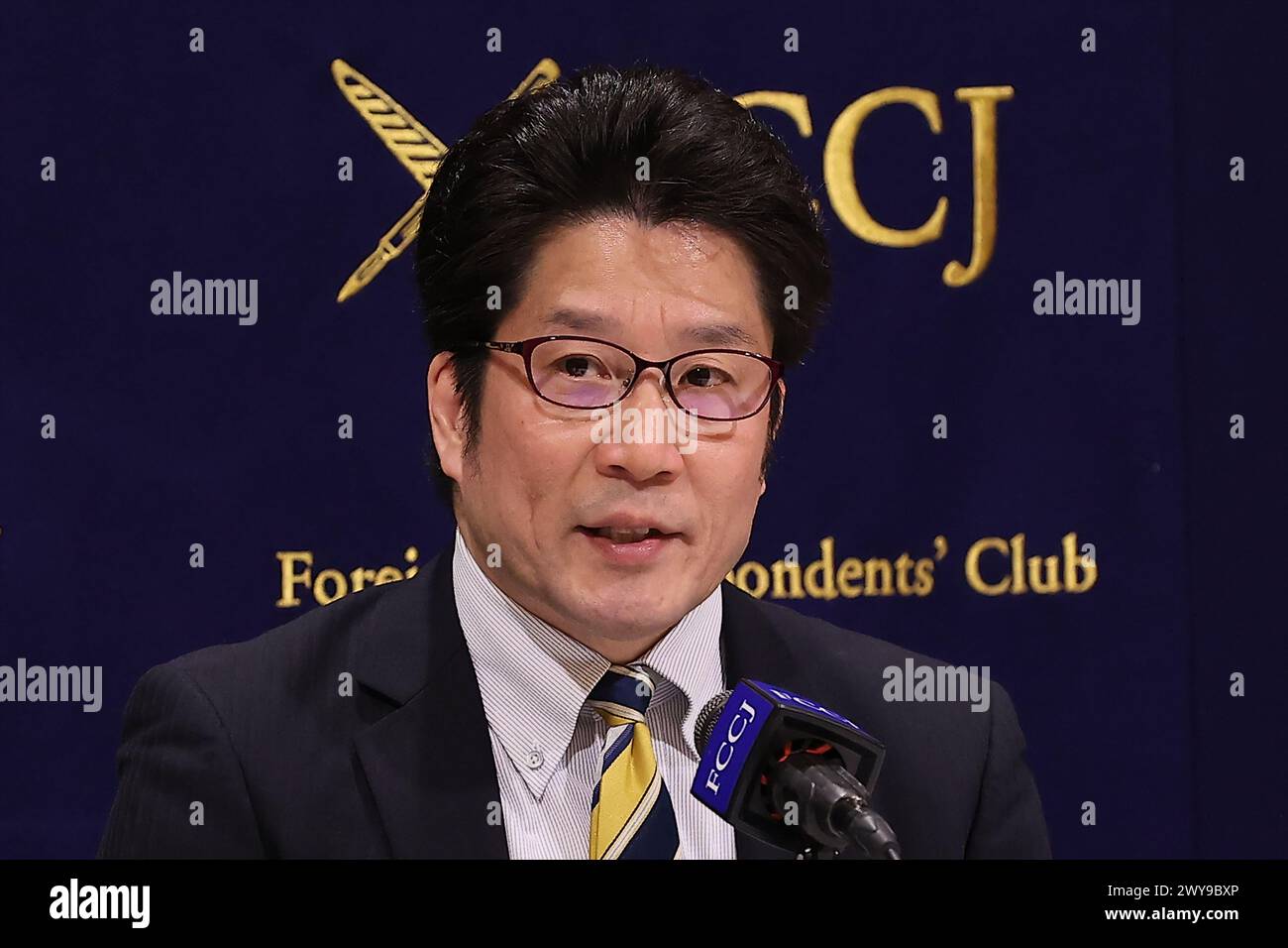 Takuya Yokota, Vertreter der Vereinigung der Familien der von Nordkorea entführten Opfer, spricht während einer Pressekonferenz im Foreign Correspondents' Club of Japan (FCCJ) am 5. April 2024 in Tokio. Yokota rief zu persönlichen Treffen zwischen japanischen Beamten und Nordkoreanern auf, um die von nordkoreanischen Agenten entführten Japaner zurückzubringen. Seine Schwester Megumi Yokota wurde 1977 gefangen genommen und jahrzehntelang im abgeriegelten Land festgehalten. Quelle: Rodrigo Reyes Marin/AFLO/Alamy Live News Stockfoto