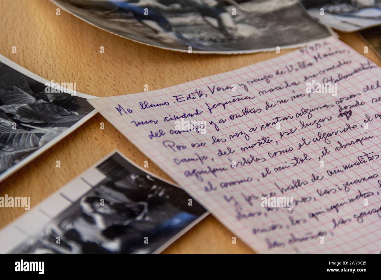 Eine Nahaufnahme alter Fotografien von Edith Vera Stockfoto