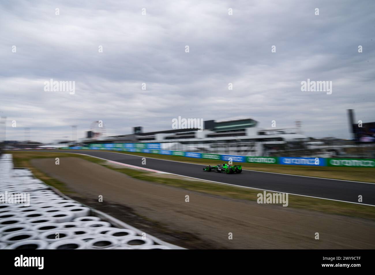 Suzuka, Japan. April 2024. Kick Saubers chinesischer Fahrer Zhou Guanyu fährt sein Auto während des Trainings des Formel-1-Großen Preises von Japan am 5. April 2024 in Suzuka, Japan. Quelle: Zhang Xiaoyu/Xinhua/Alamy Live News Stockfoto