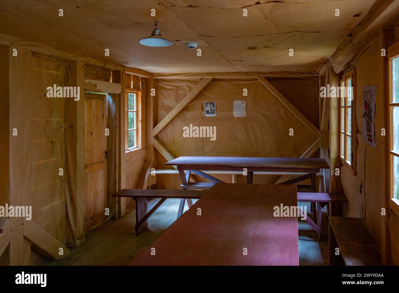 Cerkno, Slowenien, 28. Juni 2023: Innenraum eines Holzschuppens im Franja Partisan Hospital in Slowenien Stockfoto