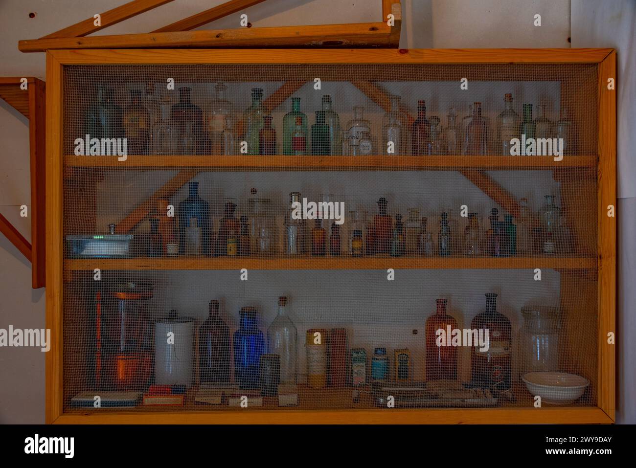 Cerkno, Slowenien, 28. Juni 2023: Innenraum eines Holzschuppens im Franja Partisan Hospital in Slowenien Stockfoto