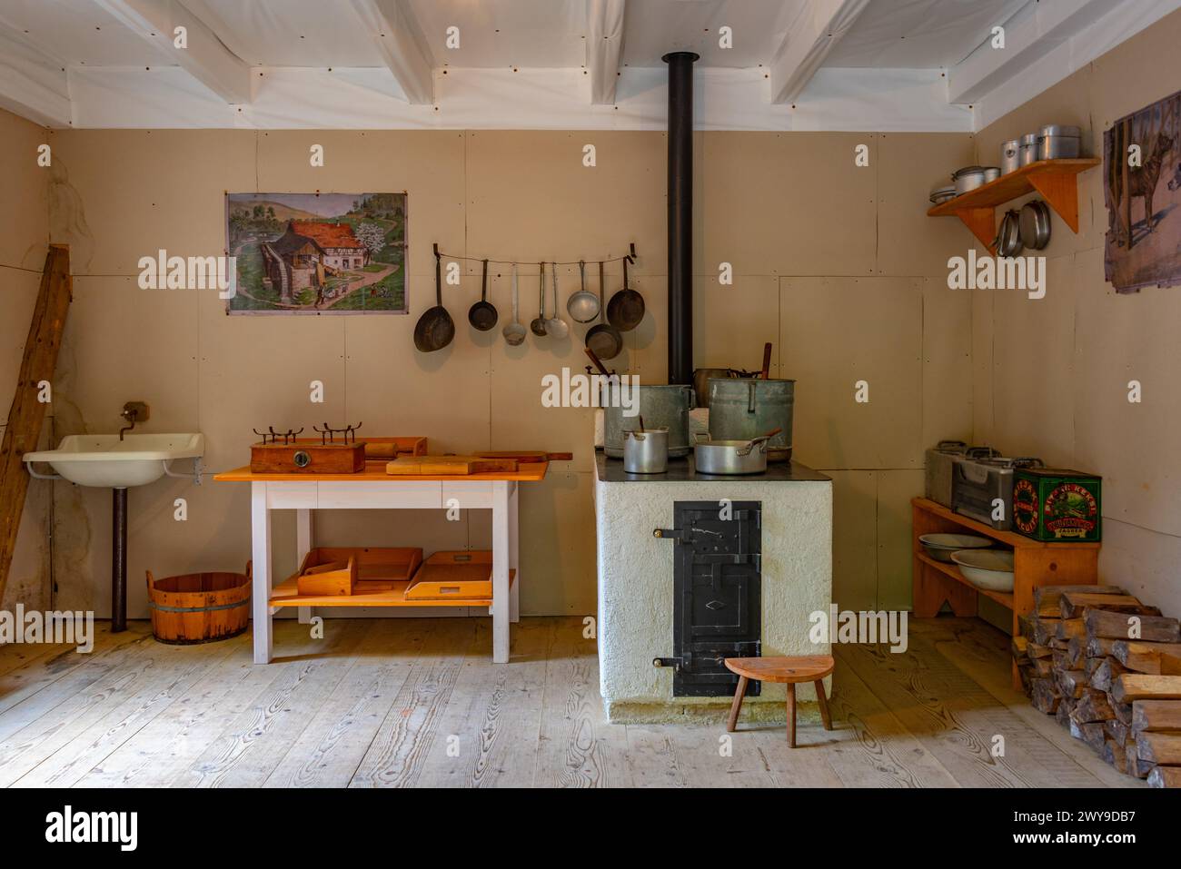 Cerkno, Slowenien, 28. Juni 2023: Innenraum eines Holzschuppens im Franja Partisan Hospital in Slowenien Stockfoto