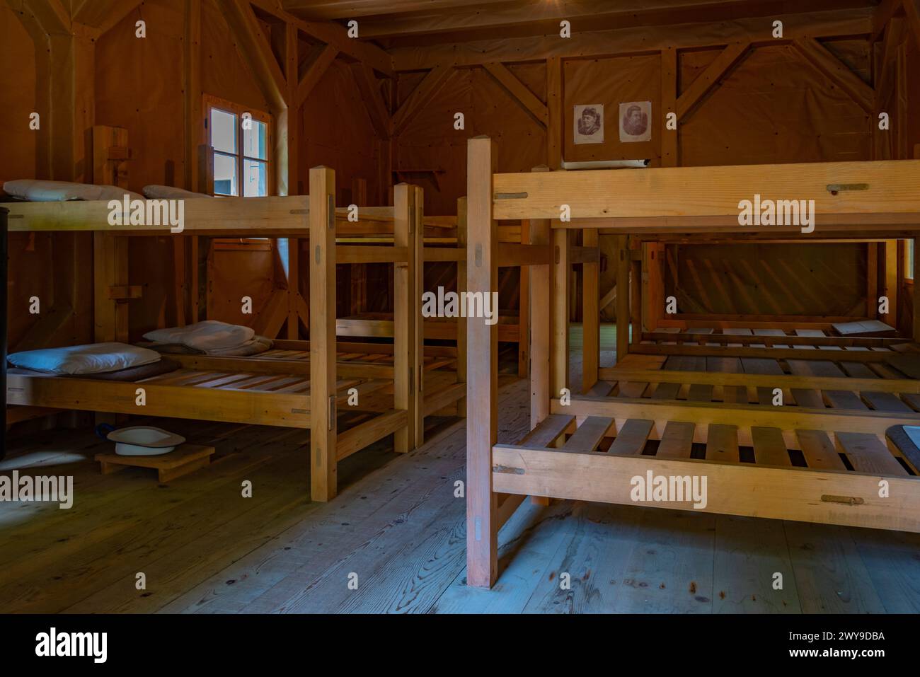 Cerkno, Slowenien, 28. Juni 2023: Innenraum eines Holzschuppens im Franja Partisan Hospital in Slowenien Stockfoto