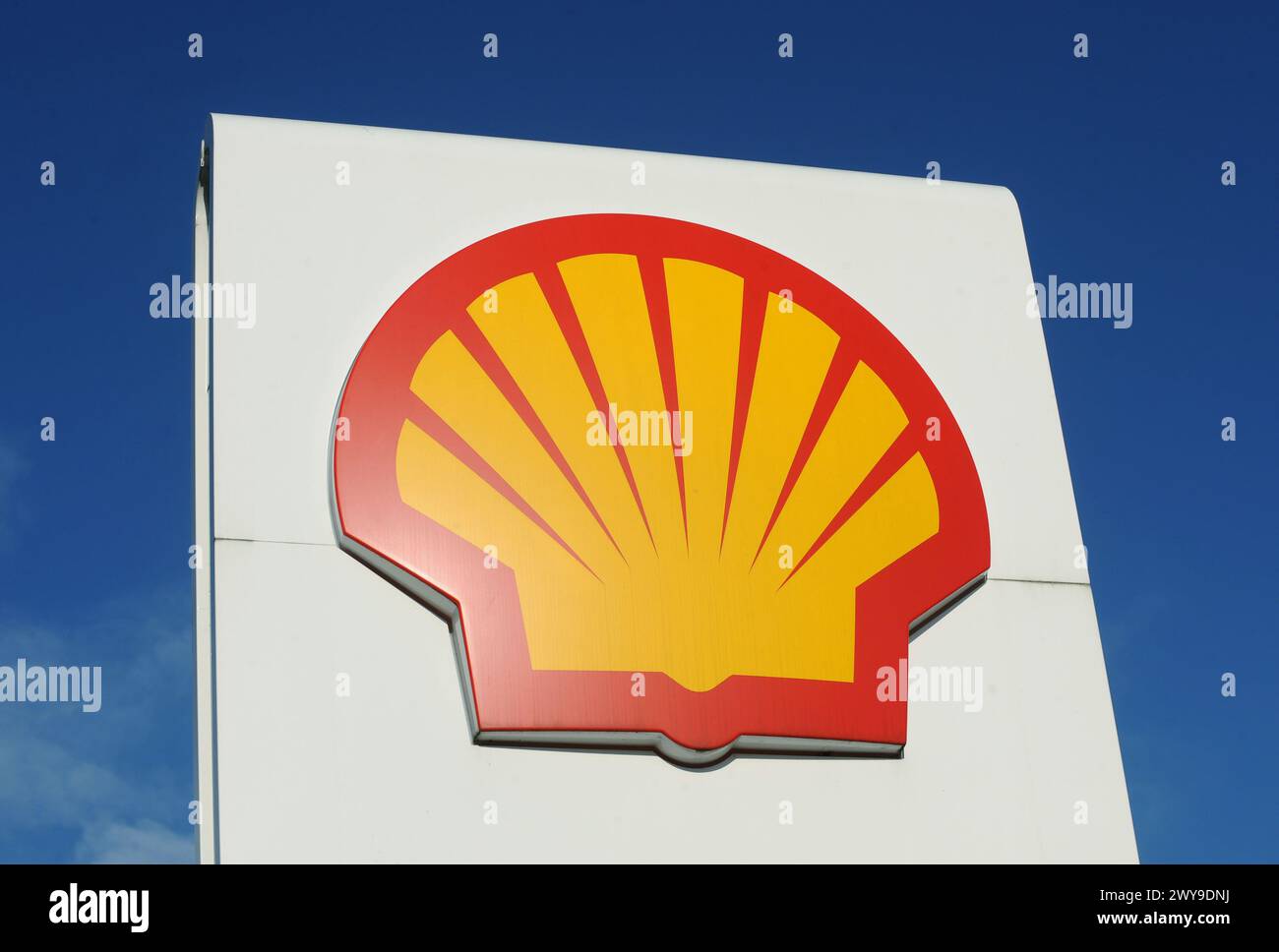 Undatiertes Dateifoto eines Shell-Logos an einer Tankstelle. Shell hat bekanntgegeben, dass der Handel in seiner Gassparte in den letzten Monaten nach einem „außergewöhnlichen“ Jahresende für den Energieriesen zurückgehen wird. Die jährlichen Gewinne des Unternehmens fielen 2023 im Vergleich zum Vorjahr, als die steigenden Ölpreise die Gewinne auf ein Allzeithoch trieben. Ausgabedatum: Freitag, 5. April 2024. Stockfoto