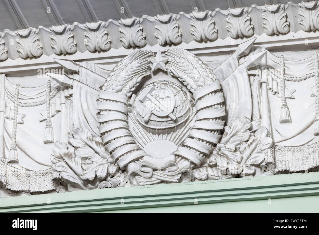 Weißes Basrelief des Wappens der UdSSR, Portikusdekoration Stockfoto