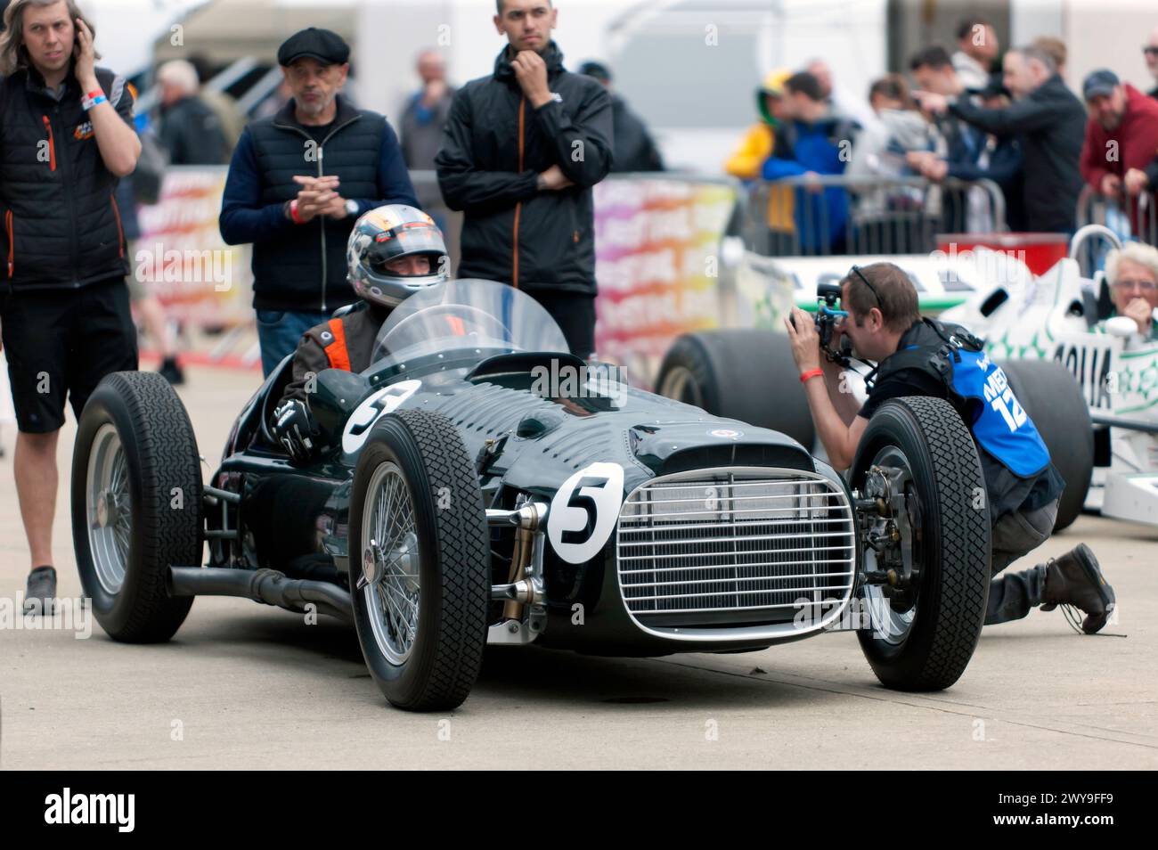 Eine Fortsetzung des legendären Vorkriegs-BRM V16 Formel-1-Wagens im internationalen Fahrerlager beim Silverstone Festival 2023. Stockfoto